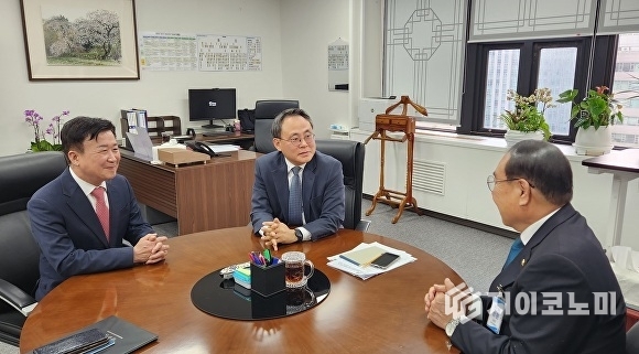 정기명 여수시장이 지난 4월 24일 고기동 행정안전부 차관을 만나 섬박람회 특별교부세 사업에 대해 설명하고 있다. 여수시 제공