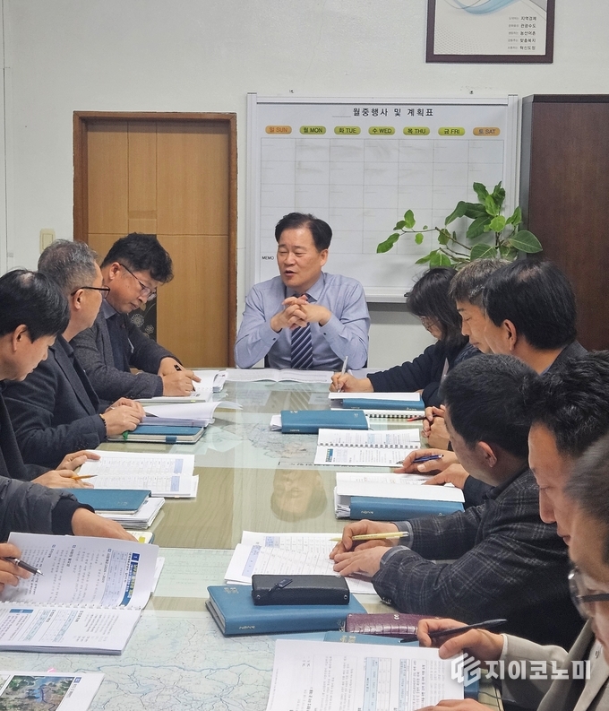 전남 영광군은 27일 2026년도 국비 건의사업 발굴 보고회를 열고, 40건, 8,703억 원 규모의 사업 추진계획과 국비 확보 방안을 논의했다. 영광군 제공