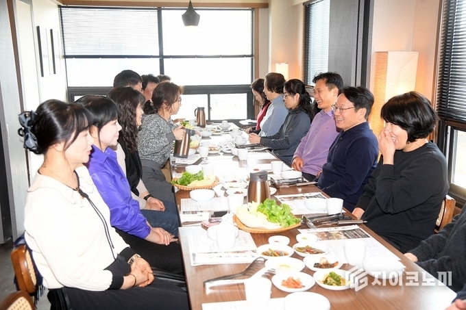 강기정 광주시장이 27일 시청 주변 한 식당에서 격무부서 직원들과 점심식사를 하며 소통하고 있다. 이날 광주시는 민생경제 회복을 위해 구내식당을 휴무, ‘인근식당 이용하는 날’을 운영했으며 강 시장 등 간부공무원들은 격무부서 격려 오찬으로 동참했다. 광주광역시 제공