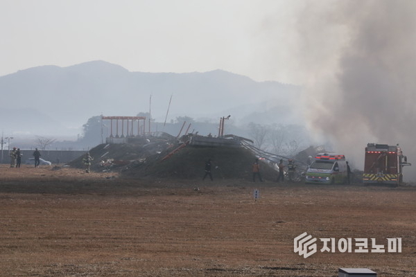소방대원들이 구조 작업을 진행 중인 무안국제공항 사고 현장. 독자제공