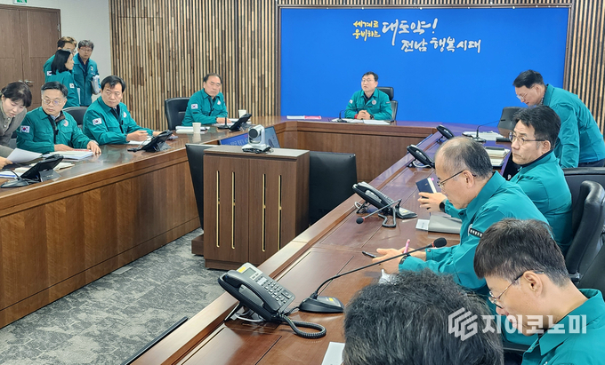 전라남도는 29일 오전 9시 3분, 무안국제공항 항공기 사고 발생 직후 재난안전대책본부를 가동하고, 사고 수습 및 유가족 지원 활동에 나섰다. 전라남도 제공