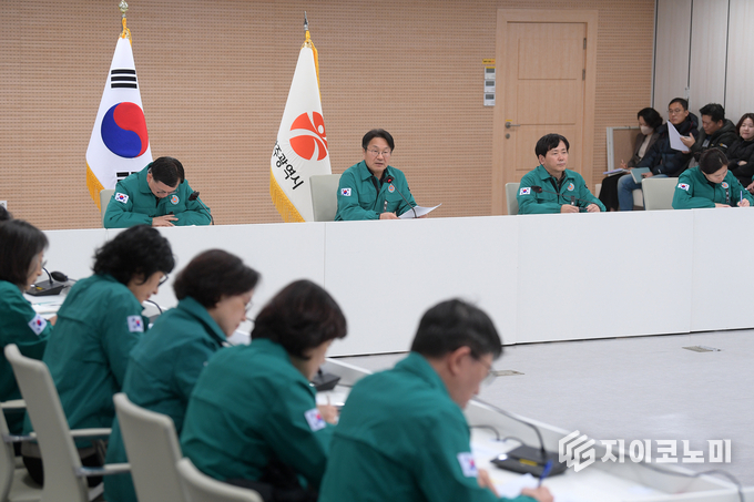 강기정 광주광역시장이 29일 오후 시청 중회의실에서 열린 '제3차 지역재난안전대책본부(지대본) 회의'에서 ‘제주항공 여객기참사 희생자 유가족 지원대책’을 발표하고 있다. 광주광역시 제공