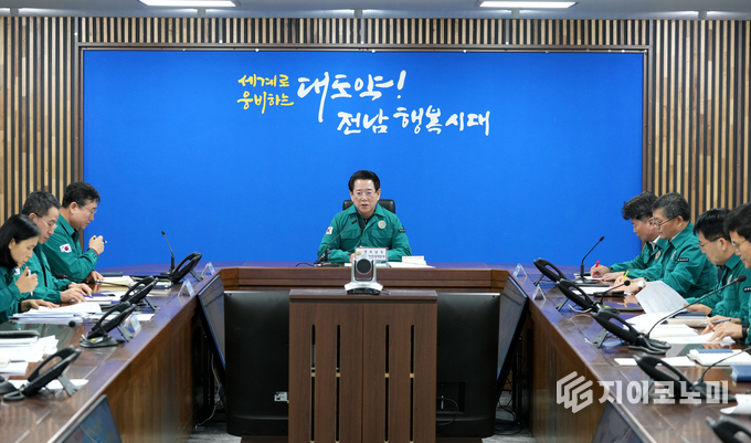김영록 전라남도지사가 29일 도청 재난종합상황실에서 제주항공 여객기 추락사고 대책회의를 주재하고 있다. 전라남도 제공