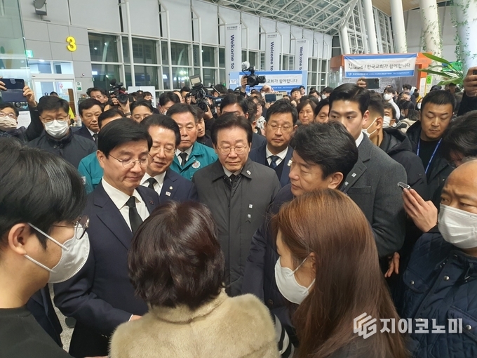 이재명 더불어민주당 대표가 31일 무안국제공항 희생자 합동분향소를 방문한 가운데, 한 유족이 “아무런 대책도 준비하지 않고 행사 때마다 인사만 하러 오는 것 아니냐”며 강하게 항의하고 있다. 사진=G이코노미
