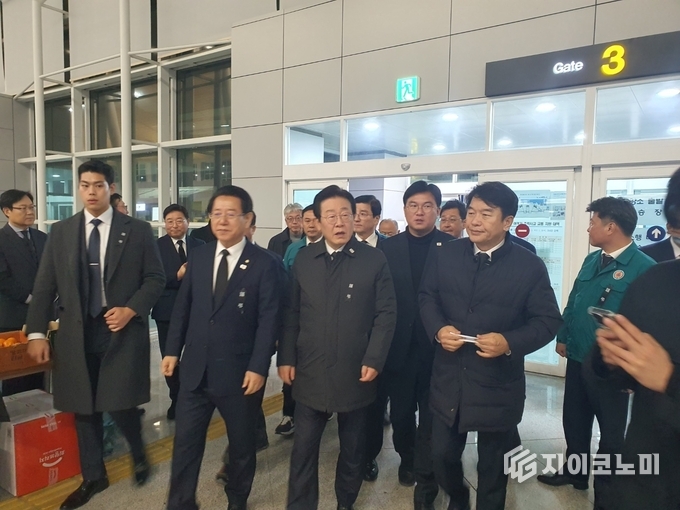 이재명 더불어민주당 대표가 31일 밤 무안국제공항에 마련된 제주항공 여객기 참사 희생자 합동분향소를 찾아 김영록 전라남도지사의 안내를 받으며 입장하고 있다. 사진=G이코노미