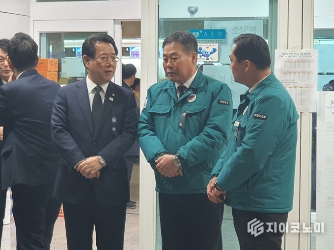 김영록 전라남도지사와 김산 무안군수가 31일 무안국제공항 희생자 합동분향소를 방문해 유족들을 위로하며 정부 차원의 지원 방안을 논의하고 사고 수습과 피해 지원에 최선을 다할 것을 약속하고 있다.사진=G이코노미