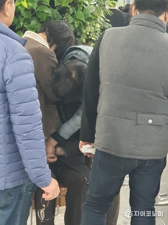 29일 제주항공 여객기 참사로 가족을 잃은 유족이 무안국제공항 합동분향소에서 흐느끼며 오열하고 있다. 사진=G이코노미