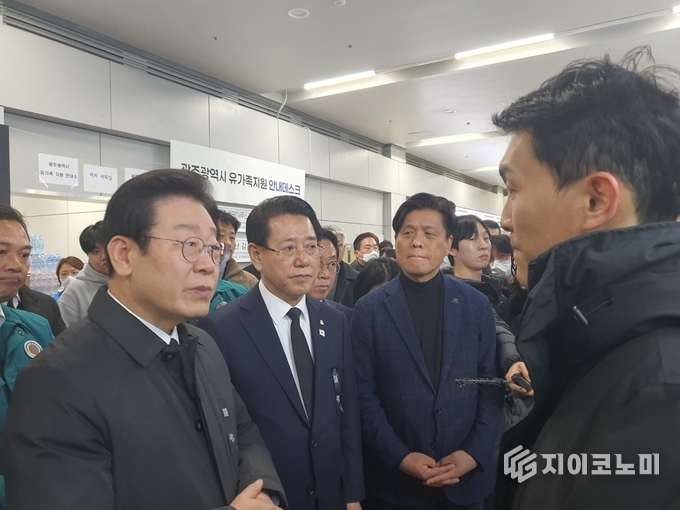 이재명 더불어민주당 대표와 김영록 전라남도지사가 31일 오후 무안국제공항 합동분향소에서 희생자들을 추모하기 직전 유가족들의 애로 사항을 청취하고 있다. 사진=G이코노미