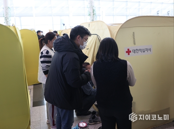 무안군, 제주항공 여객기 사고 대응을 위한 현장상황실 설치 및 전방위적 피해자 지원 활동 전개.(무안국제공항에서 자원봉사자들이 유가족들을 돕고 있다). 무안군 제공