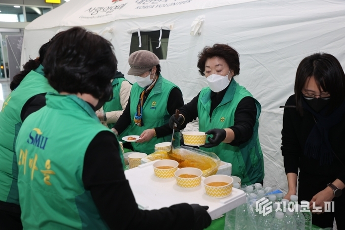 무안국제공항에서 자원봉사자들이 유가족과 관계자들을 위한 식사를 준비하고 있다. 무안군 제공
