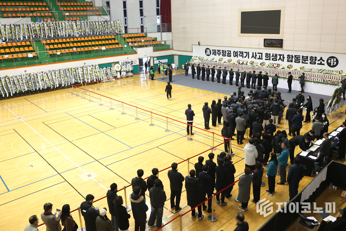 무안스포츠파크에 설치된 합동분향소를 찾은 추모객들, 3일 동안 10,823명 방문하며 희생자들을 기리고 있다. 무안군 제공