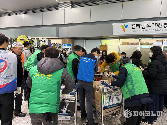 여수시새마을회 회원들과 공무원들이 제주항공 여객기 사고 현장에서 유가족과 소방대원들을 위한 봉사 활동을 펼쳤다. 여수시 제공