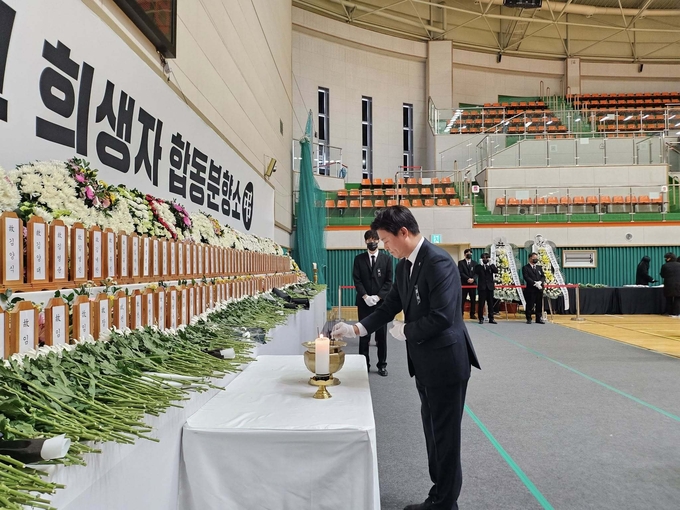 조용익 부천시장이 합동분향소에서 조의를 표하고 있다. (사진=부천시청)