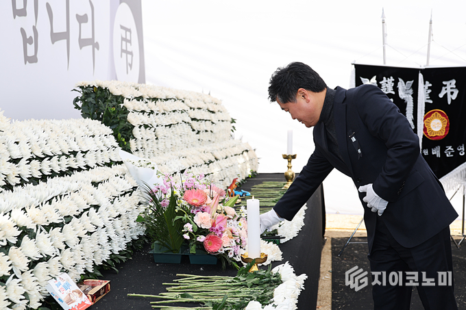 박종효 남동구청장, 인천시청 앞 인천애뜰 잔디광장에 설치된 합동분향소를 찾아 여객기 참사 희생자들을 추모하고있다
