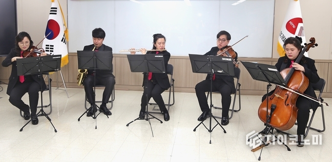 지난 한전산업개발 사창립 제34주년 기념 행사에서 장애인 예술공연단인 ‘국민엔젤스앙상블’ 단원들이 축하공연을 펼치고 있다.