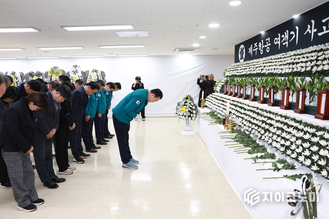 제주항공 여객기 사고 희생자 화순군 합동분향소(구복규 화순군수를 비롯한 화순군청 공무원들이 조문하는 모습). 화순군 제공
