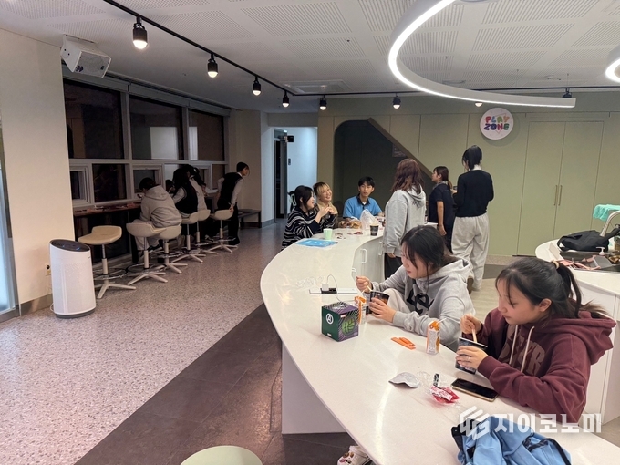 송정다누리청소년문화의집에서 즐거운 시간을 보내고 있는 청소년들. 송정다누리청소년문화의집 제공