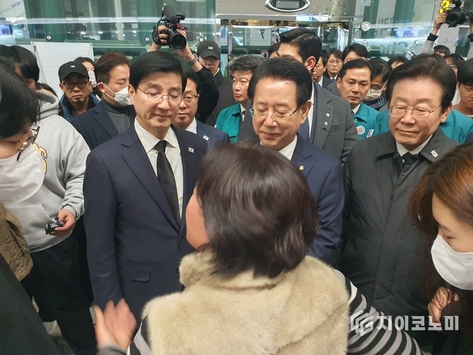 김영록 전라남도지사가 31일 오후 무안국제공항 합동분향소에서 이재명 더불어민주당 대표와 함께 희생자들을 추모하기 직전 유가족들의 애로 사항을 청취하고 있다.사진= G이코노미