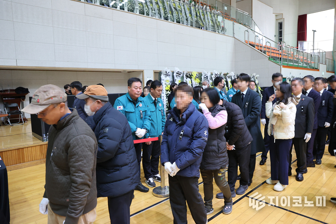 김산 무안군수가 합동분향소에서 추모객들을 맞이하고 있다. 무안군 제공