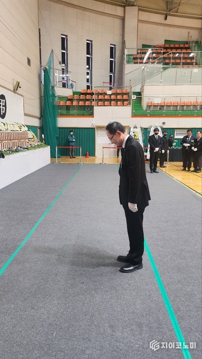 대한수영연맹 제29대 회장 후보에 출마한 최순모 전국호남향우회 총연합회 총회장인 새해 첫 날 전남 무안공항 합동분양소를 찾아 참배하고 있다.
