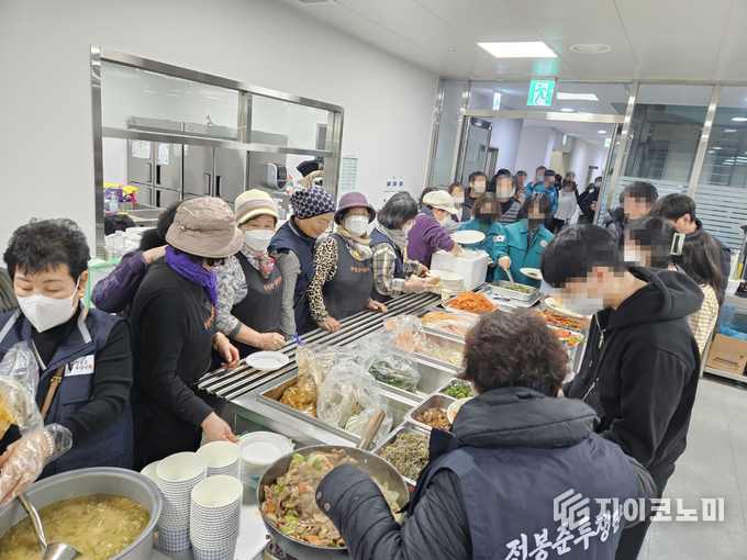 무안국제공항 구내식당에서 자원봉사자들이 식사 배식을 하고 있다. 무안군 제공