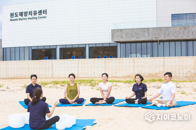 완도 해양기후치유센터(해변 요가). 완도군 제공