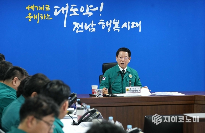 김영록 지사가 6일 도청 재난종합상황실에서 제주항공 여객기 사고 대책회의를 주재하고 있다. 전라남도 제공