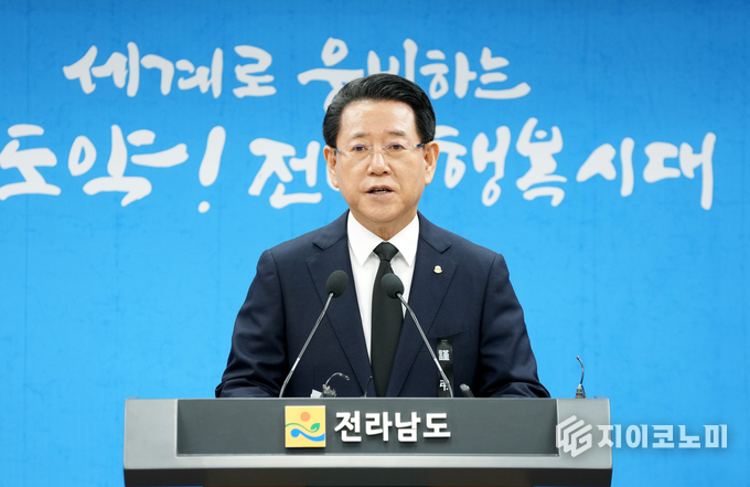 김영록 전라남도지사가 6일 오후 도청 브리핑룸에서 제주항공 여객기 사고 후속대책을 발표하고 있다. 전라남도 제공