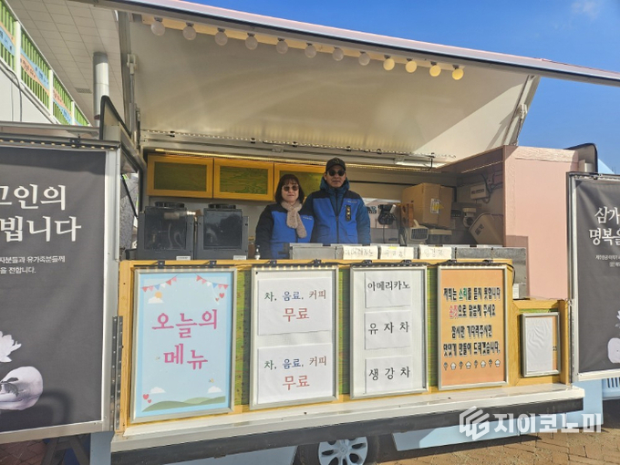 목포시에 거주하는 한 청각장애인 부부가 제주항공 참사 사고 당일부터 매일같이 커피·유자차·생강차 300인분을 준비해 무안공항 현장에서 무료 나눔봉사를 하고 있다. 전라남도 제공