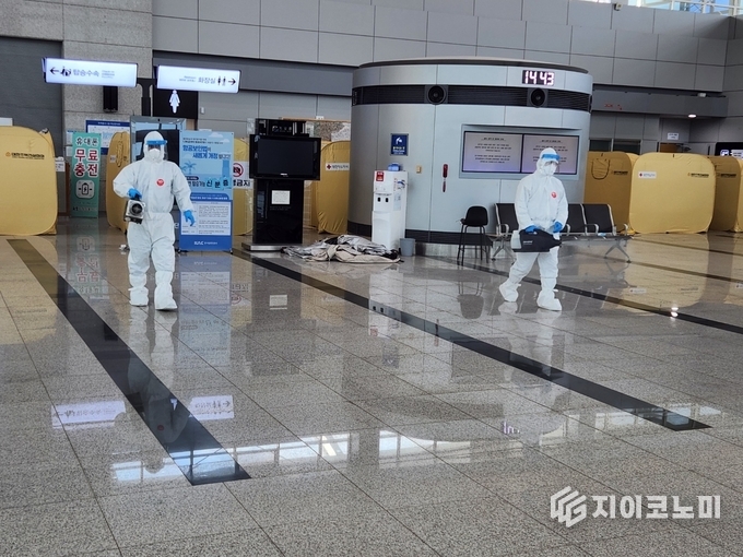 공항 내 대합실에서 소독 작업을 진행하고 있다. 무안군 제공
