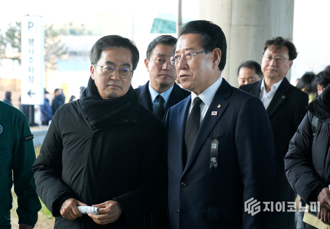 제주항공 여객기 사고 무안공항 합동분향소 찾은 김동연 경기도지사. 전라남도 제공