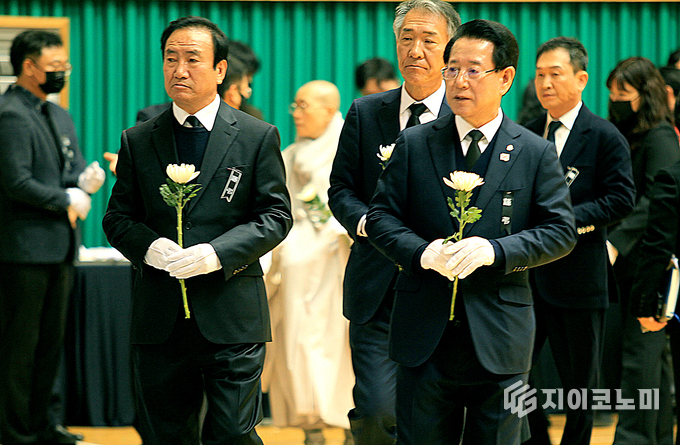 광주전남시도민회 제37대 강윤성 회장, 제38대 양광용 회장, 이호 수석부회장, 김은경 수석부회장, 박종일 윤리위원장 등은 지난 1일 무안스포츠파크에 마련된 합동분향소를 찾아 김영록 전남도지사와 함께 제주항공 여객기 사고 희생자들을 애도했다. 전라남도 제공