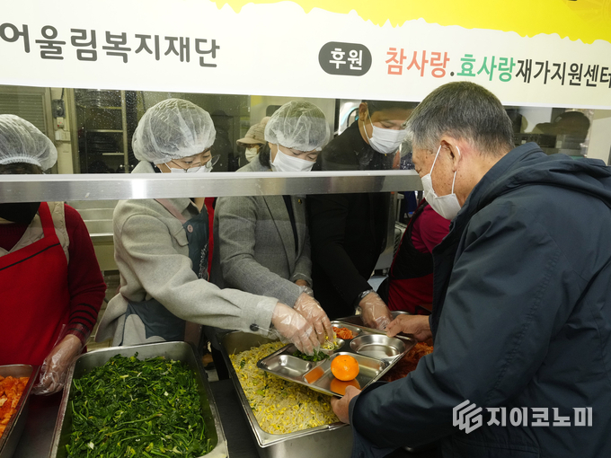 광주광역시의회 환경복지위원회와 광주장애인사랑복지회가 함께한 떡국 배식 봉사활동 모습. 광주광역시의회 제공