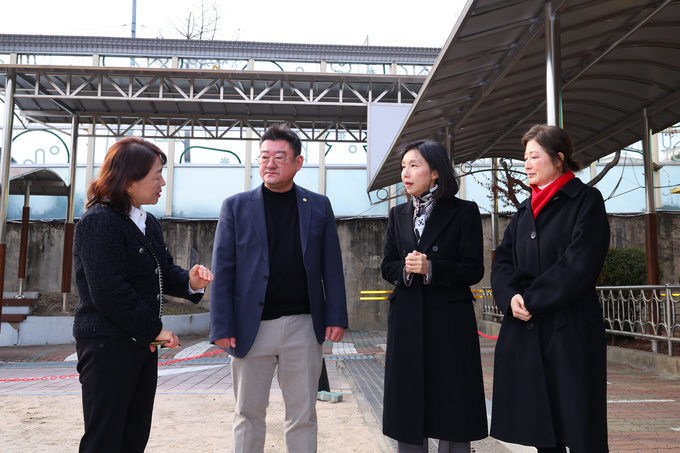 한남초등학교 관계자로부터 의견 청취 중인 최호정 의장(왼쪽 두번째 박상혁 교육위원장, 맨 오른쪽 최유희 시의원) 