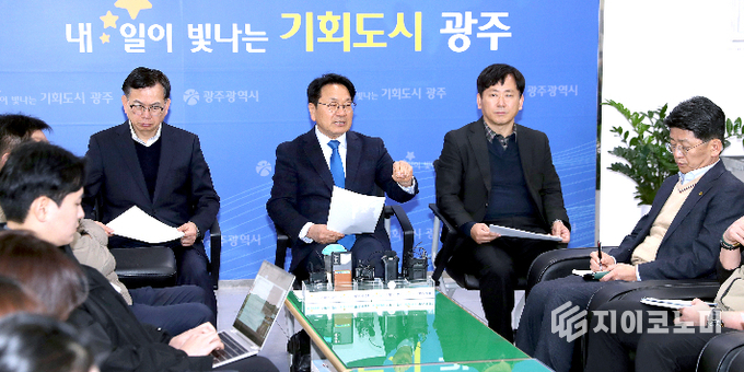 강기정 광주광역시장이 9일 오전 시청 5층 기자실에서 출입기자들과 차담회를 갖고 시정 주요현안 등에 대해 설명하고 있다. 광주광역시 제공