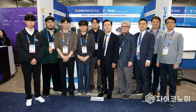 김태흠 지사, CES 2025 충남관과 도내 대학 및 충남테크노파크 수출상담회 지원 기업 전시장 등 방문 단체사진