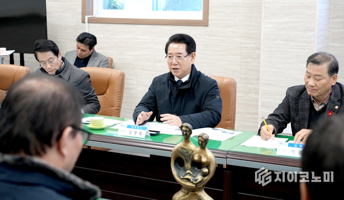 김영록 전라남도지사가 10일 오후 여수 석유화학 플랜트 기업인 ㈜용호기계기술을 방문, 현황 및 애로사항을 청취하고 있다. 전라남도 제공