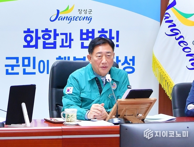 김한종 장성군수가 주민들의 어려움을 경감시키기 위한 지원 방안을 발표하고 있다. 장성군 제공