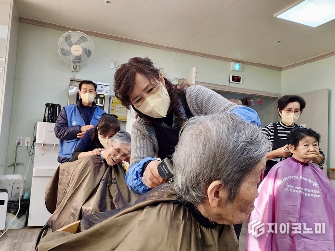 광양제철소 깎아헤어 이미용 재능봉사단이 새해를 맞아 어르신들을 위한 이미용 봉사를 펼쳤다. 광양제철소 제공
