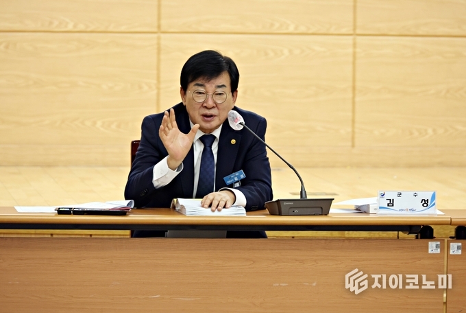 김성 장흥군수가 2025년 업무계획 보고회에서 장흥군의 비전과 목표를 발표하는 모습. 장흥군 제공