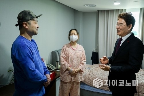 노관규 순천시장이 지난 12월 다섯째를 출산한 가족을 축하하며 기념 촬영을 하고 있다. 순천시 제공