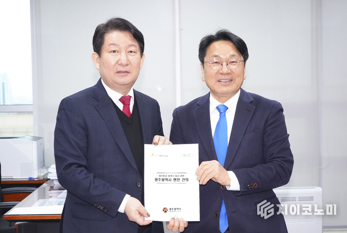 강기정 광주광역시장이 13일 오전 서울 국회에서 권영진 국회 제주항공여객기참사특위 위원장을 만나 제주항공 여객기참사 피해지원 특별법 제정 관련 건의서를 전달하고 있다. 광주광역시 제공