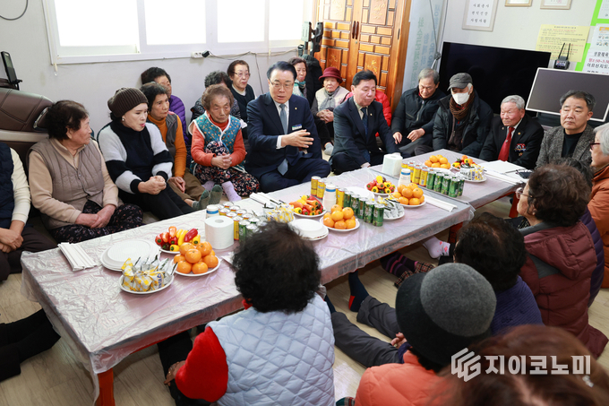구복규 군수가 경로당을 방문해 어르신들과 소통하는 모습. 화순군 제공