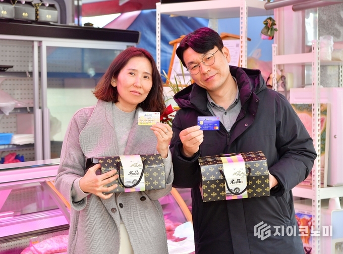 14일 장성군 공직자들이 황룡시장에서 복지포인트를 이용해 명절 선물을 구입하고 있다. 장성군 제공