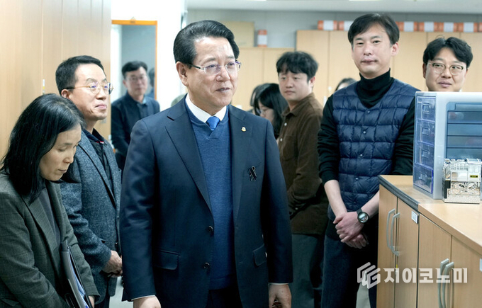 김영록 전라남도 도지사가 14일 오후 전남도청 각 실국을 방문, ‘12·29 제주항공 여객기 참사’ 수습 대응을 위해 고생한 직원들의 노고를 격려하고 새해 희망 메시지를 전달하고 있다. 
