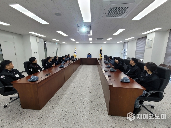 해군 3함대 소속 전병익함 대원들이 목포광역VTS 를 방문하여 업무협의를 위한 회의를 진행하고 있다. 서해지방해양경찰청 제공