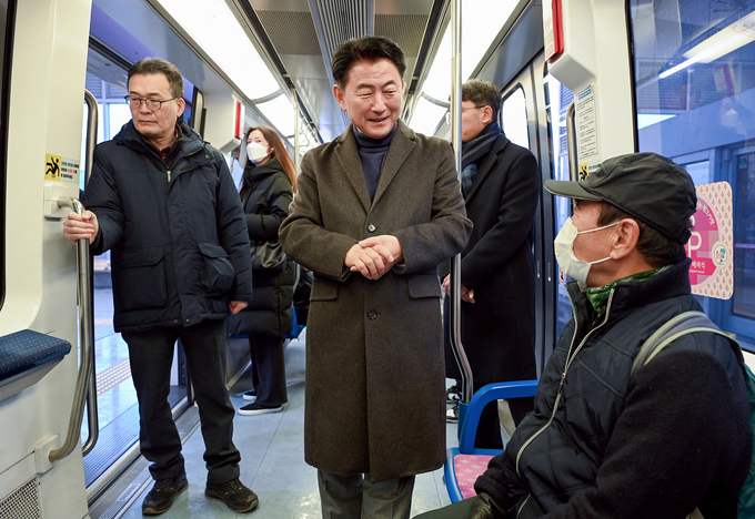 김동근 시장이 경전철로 출근하며 시민의견을 청취하고 있다. (사진=의정부시)