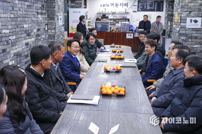 강기정 광주시장이 15일 영락공원에서 직원들을 격려하고 있는 모습. 광주광역시 제공