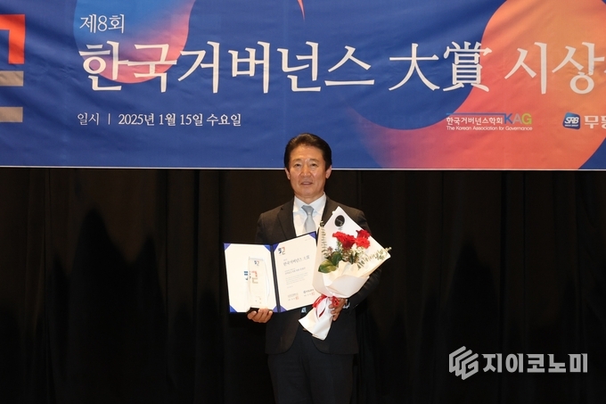 전경선 의원, 한국거버넌스대상 행정혁신분야 수상 모습. 전라남도의회 제공