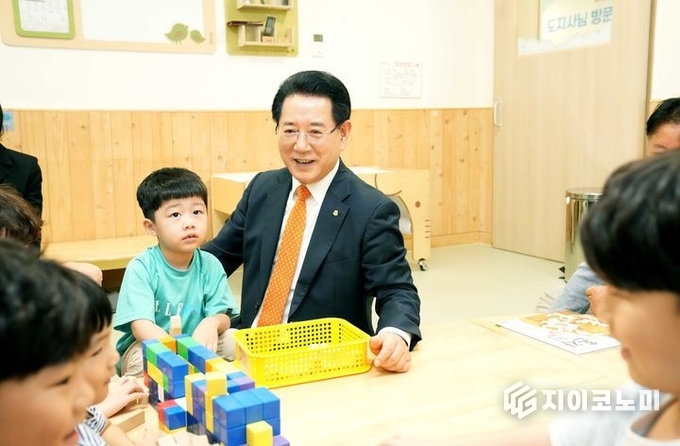 김영록 전라남도지사가 화순 현대힐스테이트 어린이집을 방문해 시설을 점검하는 모습. 전라남도 제공